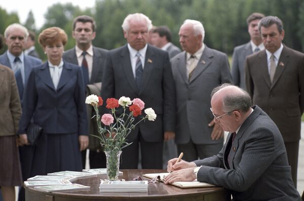 Генеральный секретарь ЦК КПСС М. С. Горбачев посетил мемориальный комплекс Хатынь - Sputnik Беларусь