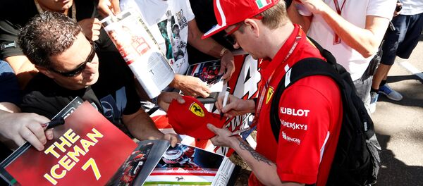 Кими Райкконен раздает автографы - Sputnik Беларусь