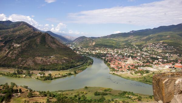 Видь из монастыря Джвари с вершины горы на слияние рек Кура и Арагва и город Мцхета. - Sputnik Беларусь