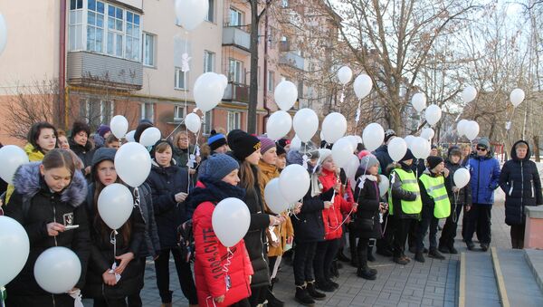 Витебские школьники запускают воздушные шары в память о детях Хатыни - Sputnik Беларусь