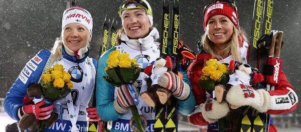 Кайса Мякяряйнен, Дарья Домрачева и Тириль Экхофф на этапе КМ в Тюмени - Sputnik Беларусь