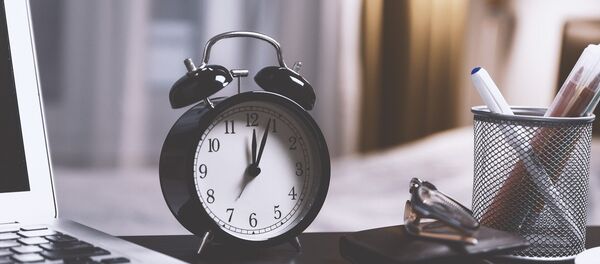 Часы на рабочем столе, архивное фото Часы на рабочем столе, архивное фото - Sputnik Беларусь