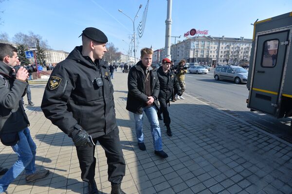 Сотрудники ОМОН работают на площади Якуба Коласа - Sputnik Беларусь