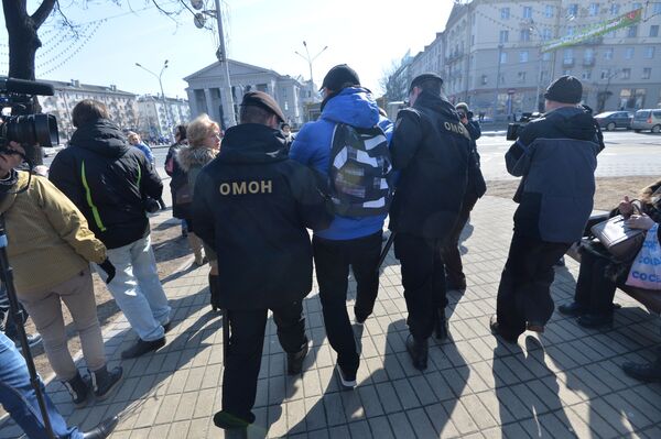 Сотрудники ОМОН работают на площади Якуба Коласа - Sputnik Беларусь