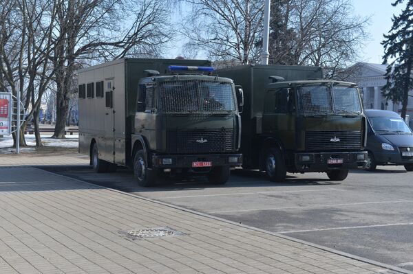 Автозаки стоят в центре Минска в День воли - Sputnik Беларусь