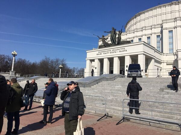Подход к зданию Большого театра оперы и балета ограничен - Sputnik Беларусь