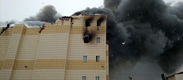 Торговый центр горит в Кемерово. Кадры с места ЧП - Sputnik Беларусь