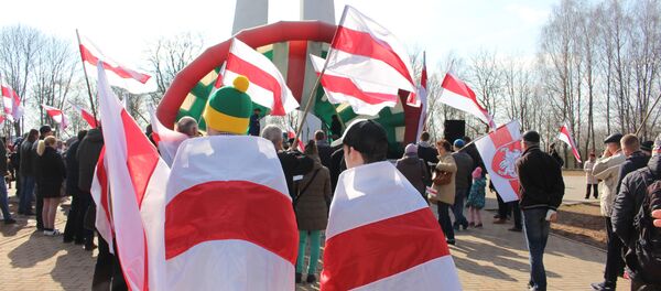Зрители принесли очень много бело-красно-белых флагов. - Sputnik Беларусь