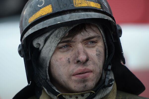 Сотрудник пожарной охраны МЧС во время тушения пожара в торговом центре Зимняя вишня в Кемерово - Sputnik Беларусь
