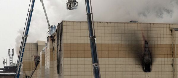 Сотрудники пожарной охраны МЧС борются с пожаром в торговом центре «Зимняя вишня» в Кемерово - Sputnik Беларусь