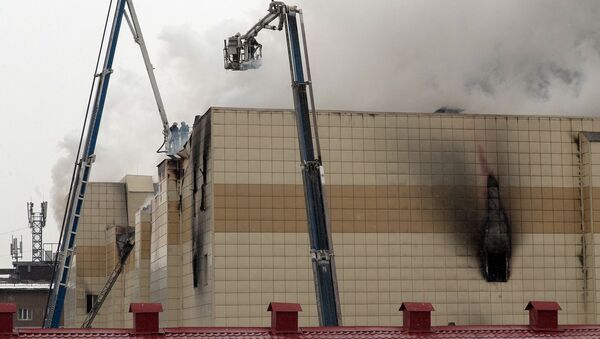 Сотрудники пожарной охраны МЧС борются с пожаром в торговом центре «Зимняя вишня» в Кемерово - Sputnik Беларусь