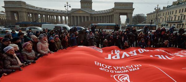 Участники торжественного запуска часов обратного отсчета чемпионата мира 2018 по футболу на Малой Конюшенной улице в Санкт-Петербурге - Sputnik Беларусь