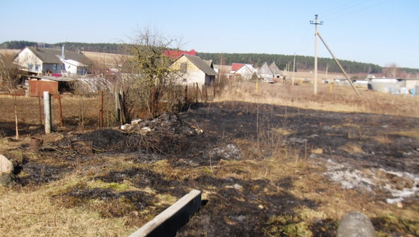 Житель Волковыска нашел тело отца в сожженной сухой траве - Sputnik Беларусь