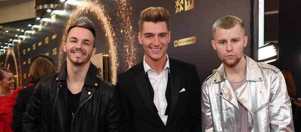 Певец Алексей Воробьев (в центре) и группа Френды - Sputnik Беларусь