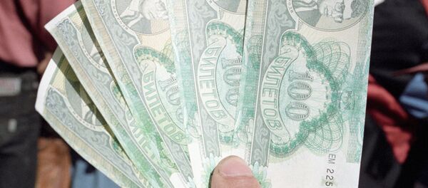 Человек держит в руках несколько акций нового выпуска АО МММ - Sputnik Беларусь