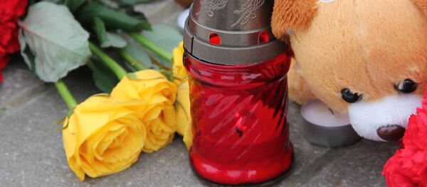 Видеофакт: минчане несут цветы к посольству России - Sputnik Беларусь