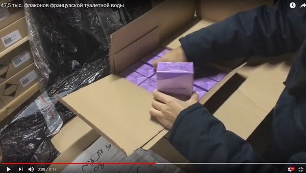 Видеофакт: парфюмер вез из Латвии 47,5 тысяч флаконов туалетной воды - Sputnik Беларусь