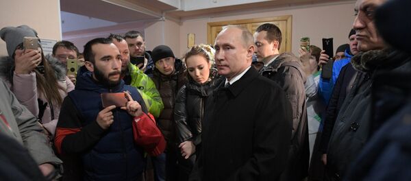 Президент РФ Владимир Путин в во время встречи с жителями Кемерова и родственниками пропавших без вести во время пожара - Sputnik Беларусь