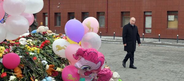 Владимир Путин побывал на месте трагедии в Кемерово - Sputnik Беларусь