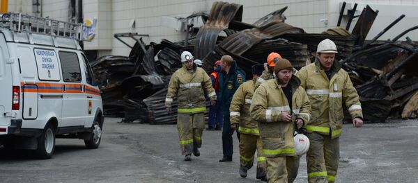 У торгового центра Зимняя вишня в Кемерове после пожара - Sputnik Беларусь