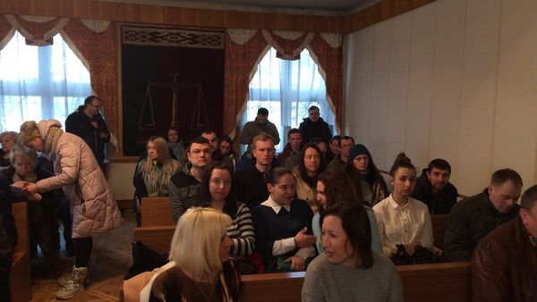 На заседание суда пришло много активистов - Sputnik Беларусь