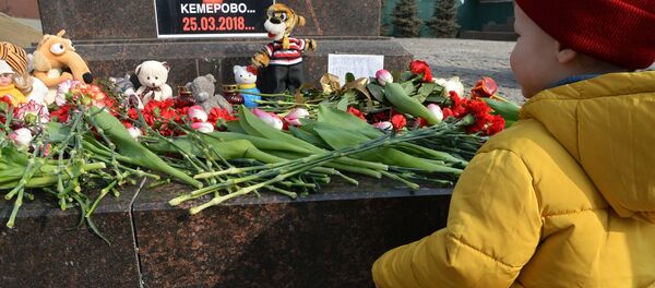 Акции в память о погибших при пожаре в ТЦ Зимняя вишня - Sputnik Беларусь