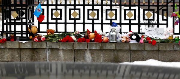 Цветы, свечи и игрушки у посольства России в Минске - Sputnik Беларусь