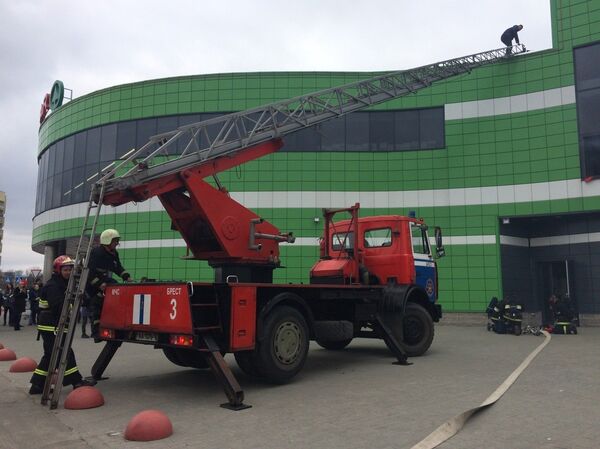 Когда к гипермаркету подъехали пожарные автомобили, эвакуация людей была завершена - Sputnik Беларусь