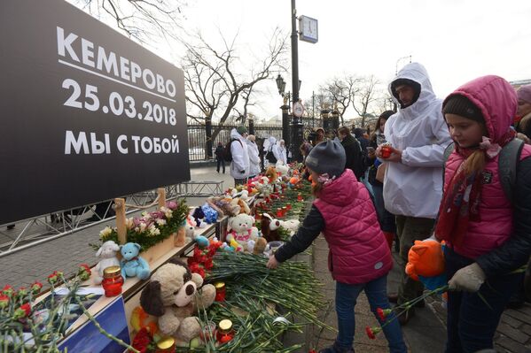 Акции в память о погибших при пожаре в ТЦ Зимняя вишня - Sputnik Беларусь