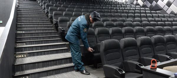 Сотрудник МЧС проверяет зал кинотеатра - Sputnik Беларусь