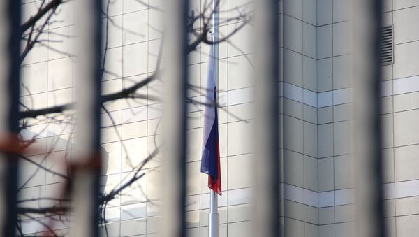 Флаг приспущен у посольства РФ в Беларуси в день траура по жертвам в Кемерово - Sputnik Беларусь