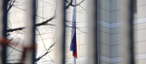Сцяг прыспушчаны ля Пасольства РФ у Беларусі ў дзень жалобы па ахвярах у Кемерава - Sputnik Беларусь