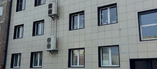 Кондиционеры на пожарной лестнице в ТЦ Лаванда - Sputnik Беларусь