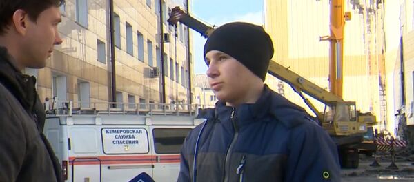 Очевидец рассказал, как вынес троих детей из горящего ТЦ Зимняя вишня - Sputnik Беларусь