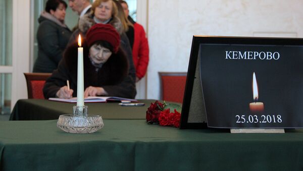 Белорусы оставляют записи в траурной книге в посольстве России - Sputnik Беларусь