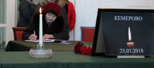 Белорусы оставляют записи в траурной книге в посольстве России - Sputnik Беларусь