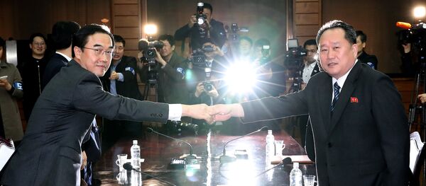 Министр по делам национального объединения Республики Корея Чо Мен Гюн и председатель Комитета по мирному объединению родины КНДР Ли Сон Гвон - Sputnik Беларусь