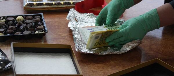Минская региональная таможня нашла 25 тысяч евро в коробках с конфетами - Sputnik Беларусь