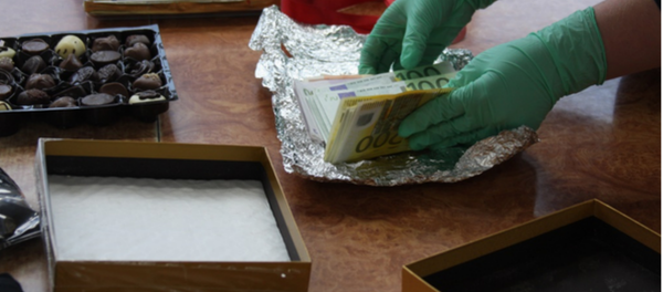 25 тысяч евро в коробках с конфетами обнаружили минские таможенники в посылке - Sputnik Беларусь