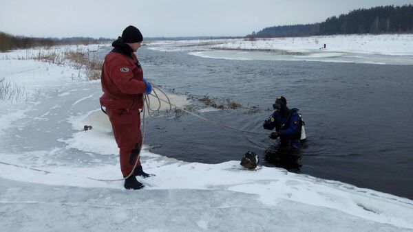 Водолазы нашли тело провалившегося под лед мальчика в Кличеве - Sputnik Беларусь