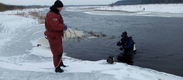 Водолазы нашли тело провалившегося под лед мальчика в Кличеве - Sputnik Беларусь
