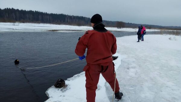 Провалившегося под лед мальчика искали водолазы ОСВОД и МЧС - Sputnik Беларусь