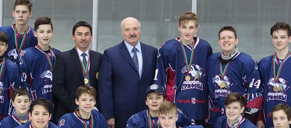 Президент Беларуси и детская хоккейная команда Грифоны Президент Беларуси и детская хоккейная команда Грифоны - Sputnik Беларусь