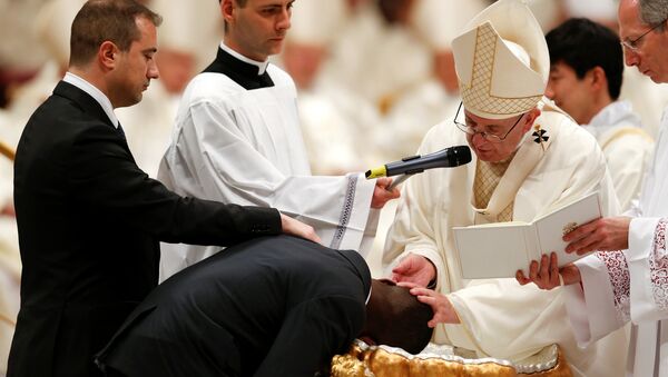 Папа Римский крестил нигерийского мигранта - Sputnik Беларусь