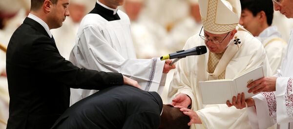 Папа Римский крестил нигерийского мигранта Папа Римский крестил нигерийского мигранта - Sputnik Беларусь