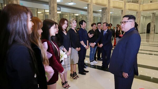 Ким Чен Ын с супругой посетили концерт южнокорейской труппы - Sputnik Беларусь