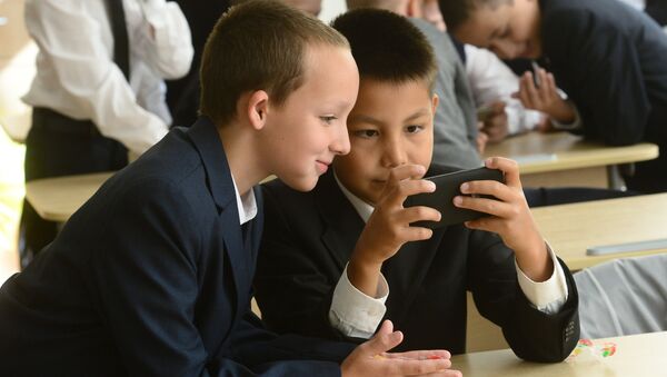 Школьники во время перемены, архивное фото - Sputnik Беларусь