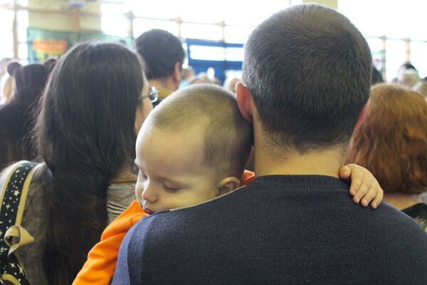 Кое-кто уже спал у папы на плече после тяжелого забега - Sputnik Беларусь