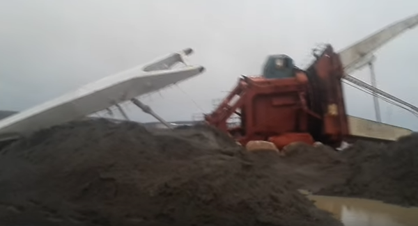 Ветер опрокинул портовый кран в Мозыре - Sputnik Беларусь