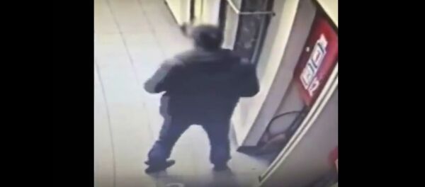 Гражданин в досмотровом боксе попытался избавиться от свертка с марихуаной - Sputnik Беларусь